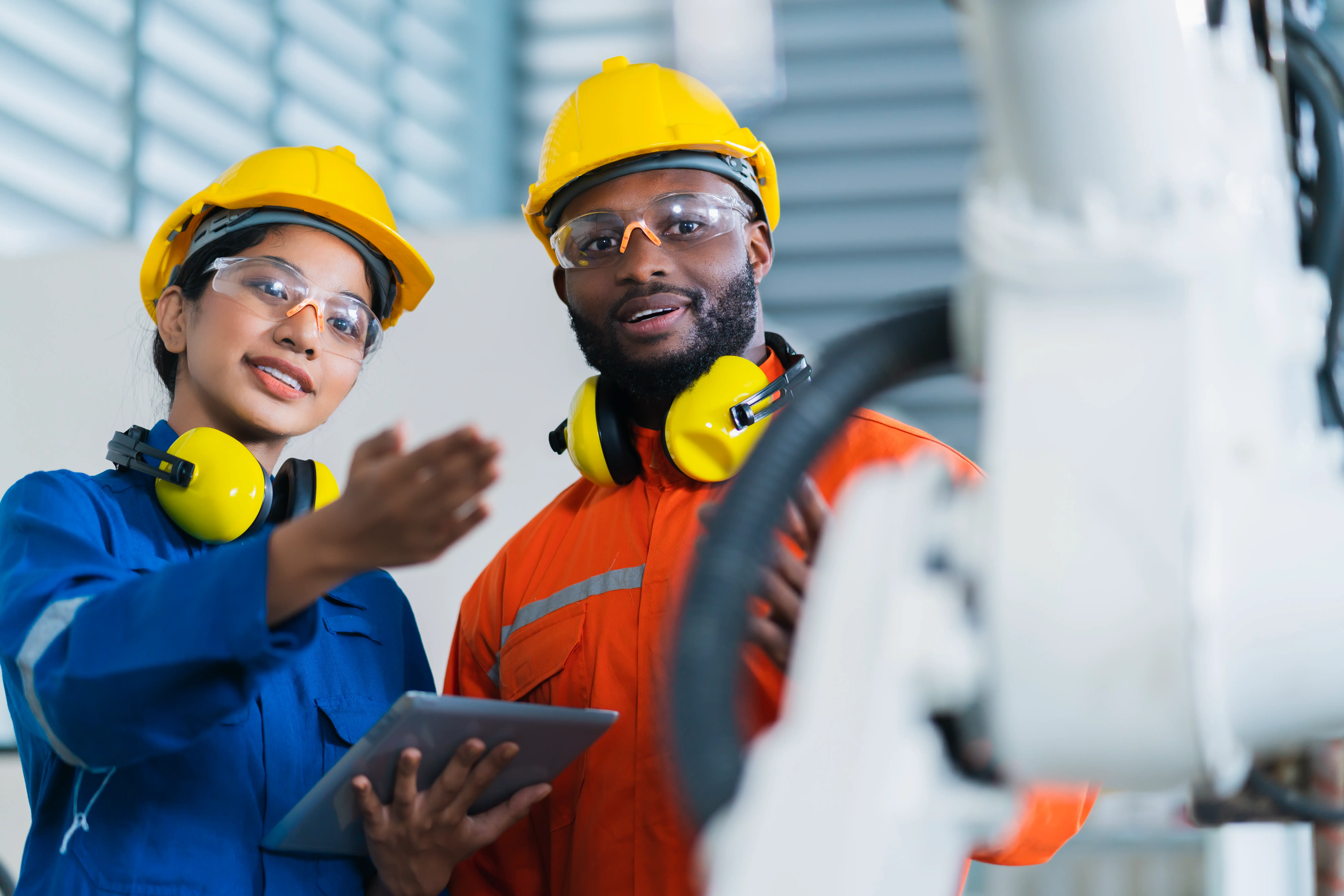 Equipa da Indus Electric realizando manutenção eletromecânica em Luanda